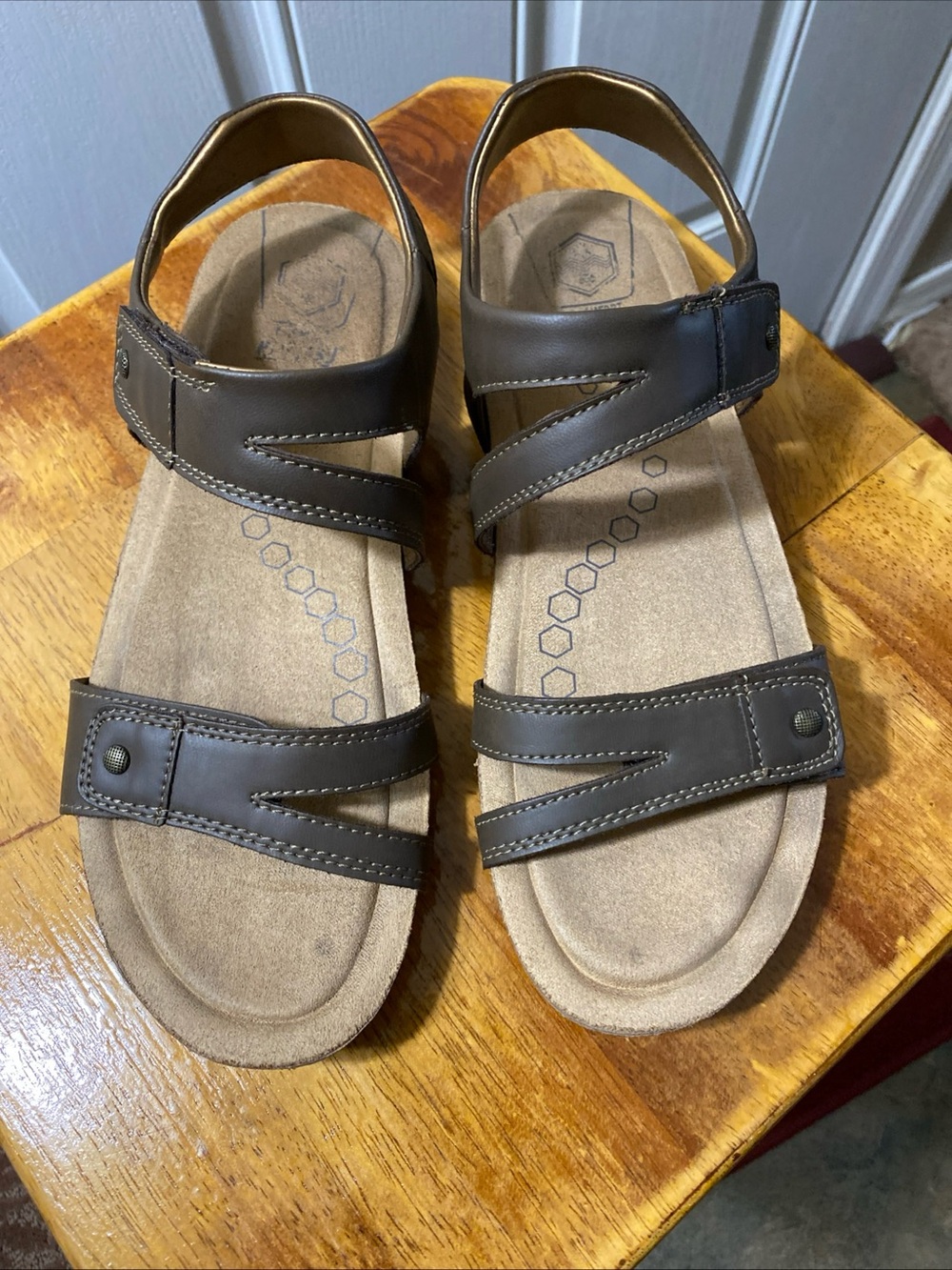 Khombu sandals womens 9 Brown, Hook And Loop Closure